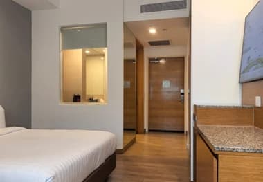 GUEST ROOMS AND FEATURES