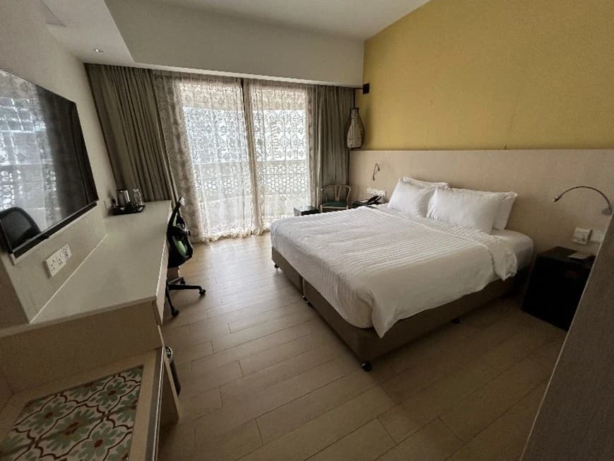 GUEST ROOMS AND FEATURES